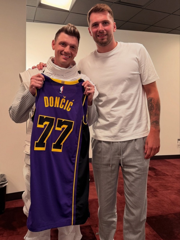 乐坛传奇后街男孩喜获NBA巨星东契奇亲赠珍藏球衣与签名卡 双方亲密同框